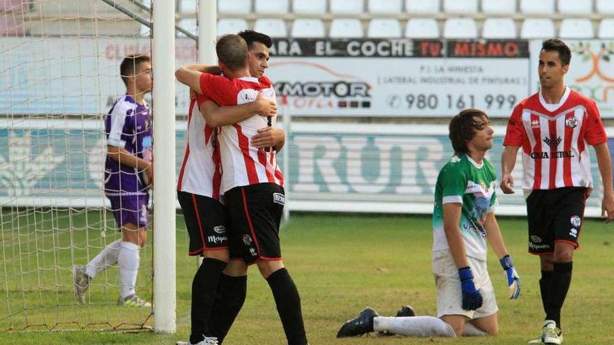 Abrazo entre Dani Hernández e Iñaki Eguileor tras un gol.