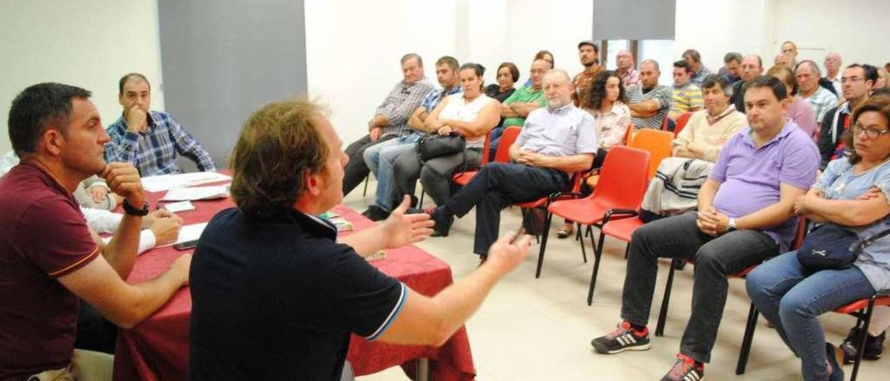 Olivier Valles -con Frank Delagnes a su lado y con Carlos Nuño al fondo- se dirige a los ganaderos, ayer, en Lugo de Llanera.