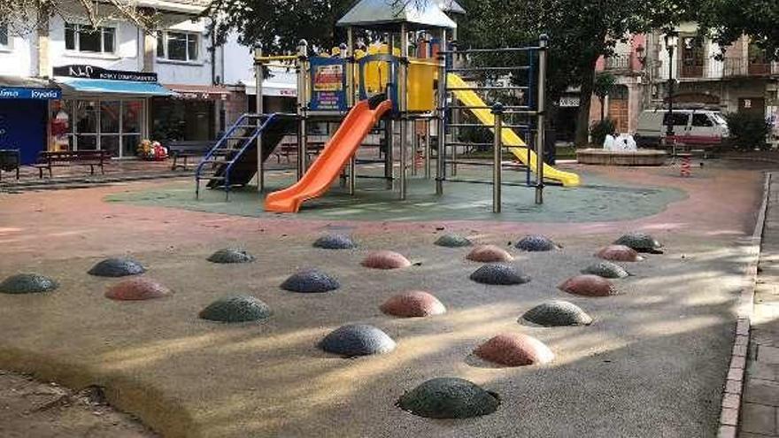 El Ayuntamiento de Cangas de Onís reforma el suelo del parque infantil