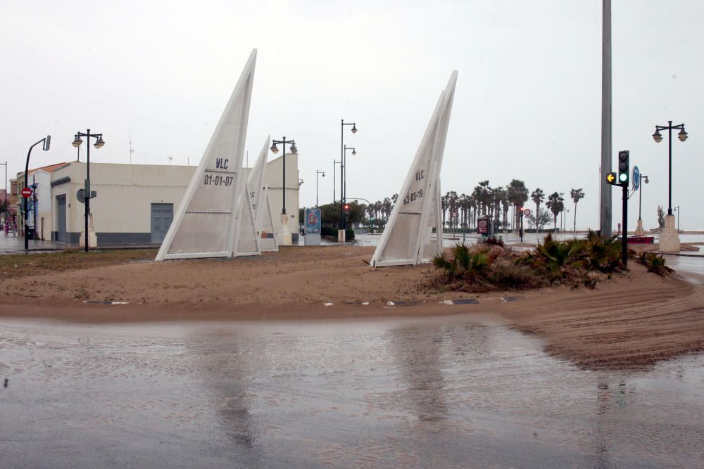 El temporal ''entierra'' en arena el paseo marítimo de València