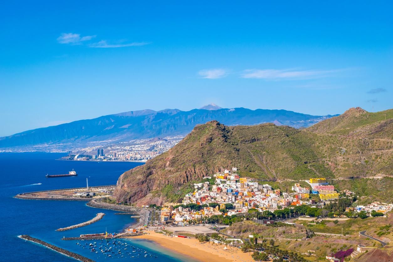 Pueblo de San Andrés en Playa de Las Teresitas con Santa Cruz y El Teide al fondo, Tenerife, Canarias, España
