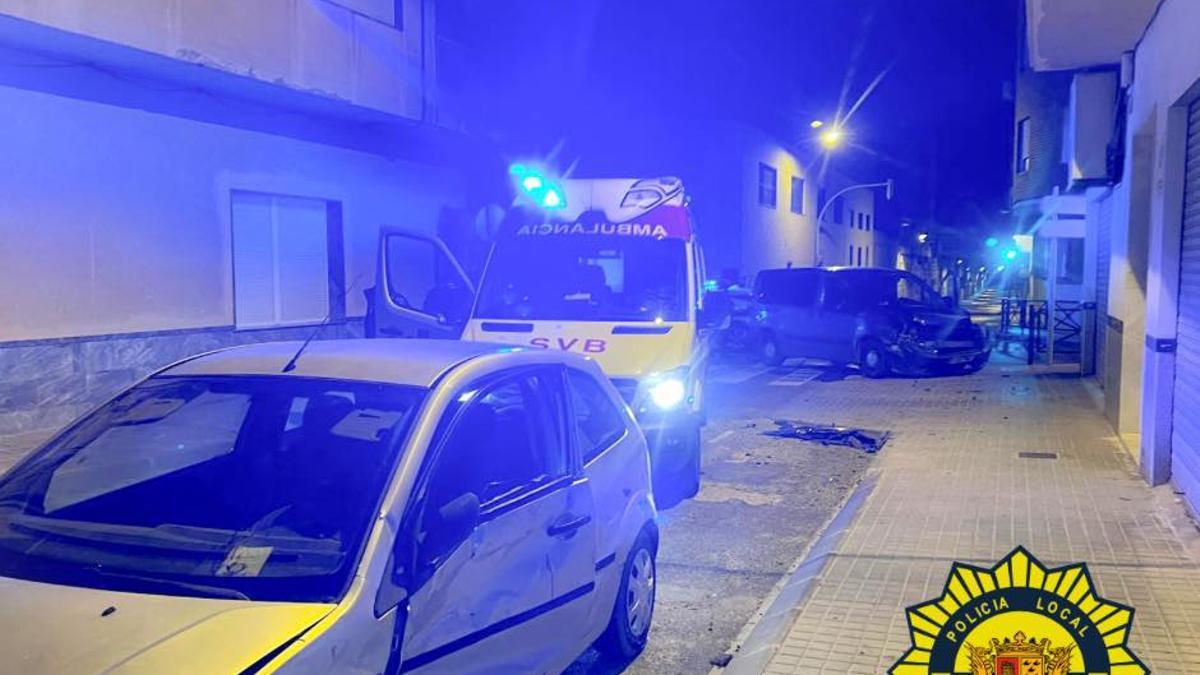 Estado de los dos vehículos tras la colisión de esta madrugada en Novelda.