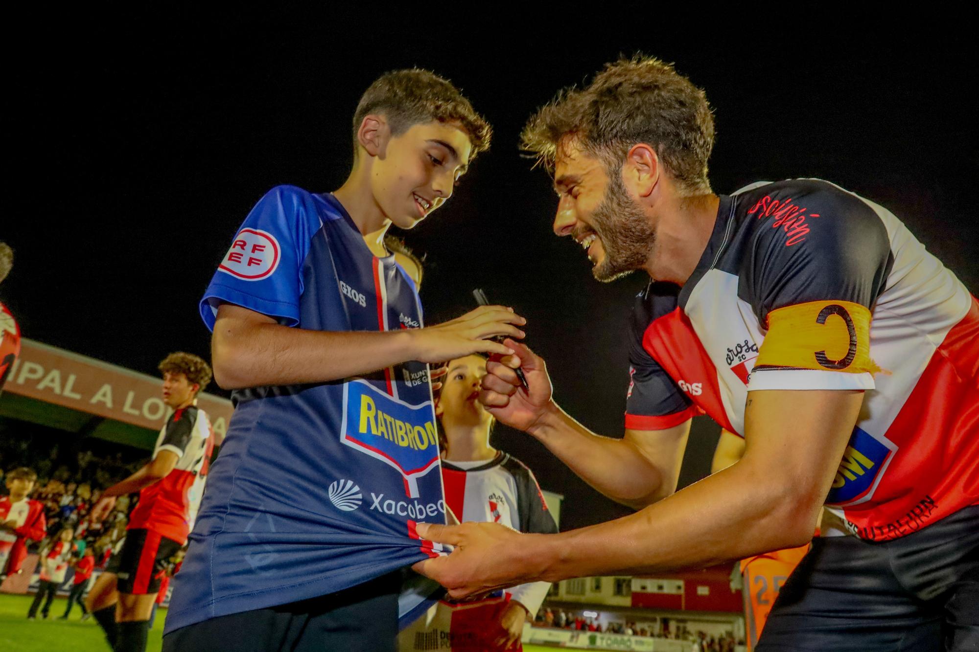 A Lomba vive una fiesta del fútbol con final feliz para el Arosa ante la UD Ourense (3-0)