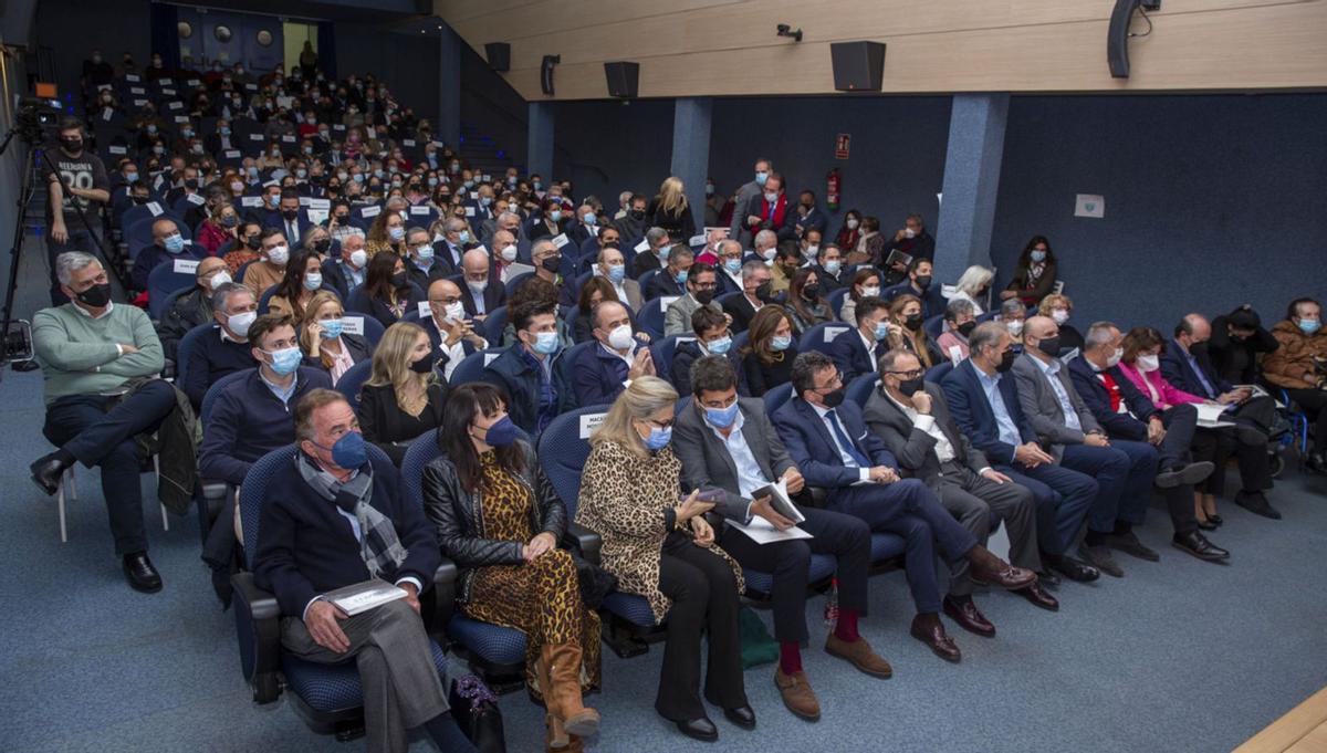 Aspecto del Club INFORMACIÓN, abarrotado, durante la presentación del libro «Gent de la Terreta» del periodista Toni Cabot. | RAFAS ARJONES