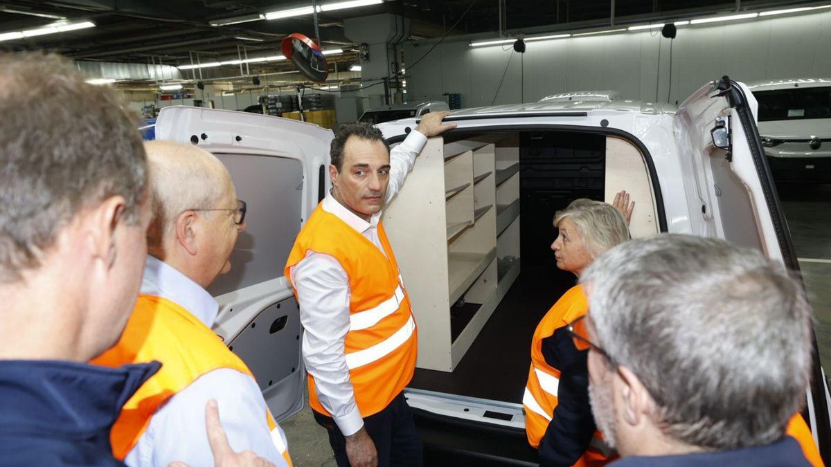 El CEO de Stellantis, Antonio Filosa, en su primera visita oficial a Balaídos en mayo.