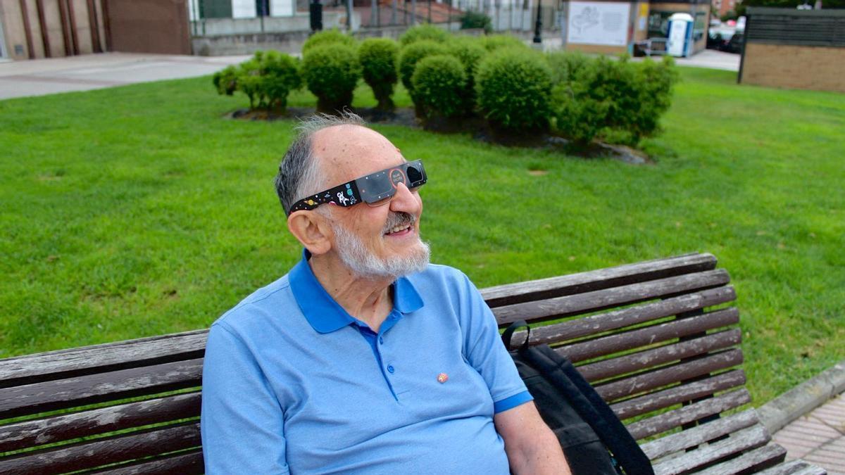 José María Hevia con las gafas homologadas