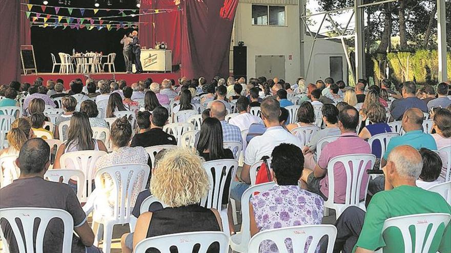 Les Coves disfruta con la comedia ‘Un mes tú, un mes yo’