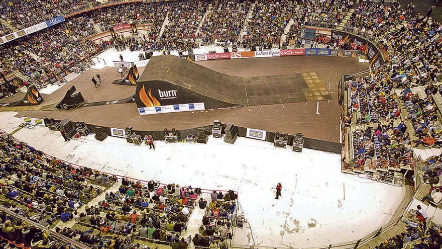 Aspecto del Palacio de Deportes, con las granas llenas, durante la pasada edición de la Copa Burn.