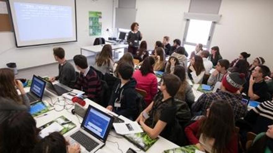 Un centenar de joves posen a prova el càlcul a Figueres