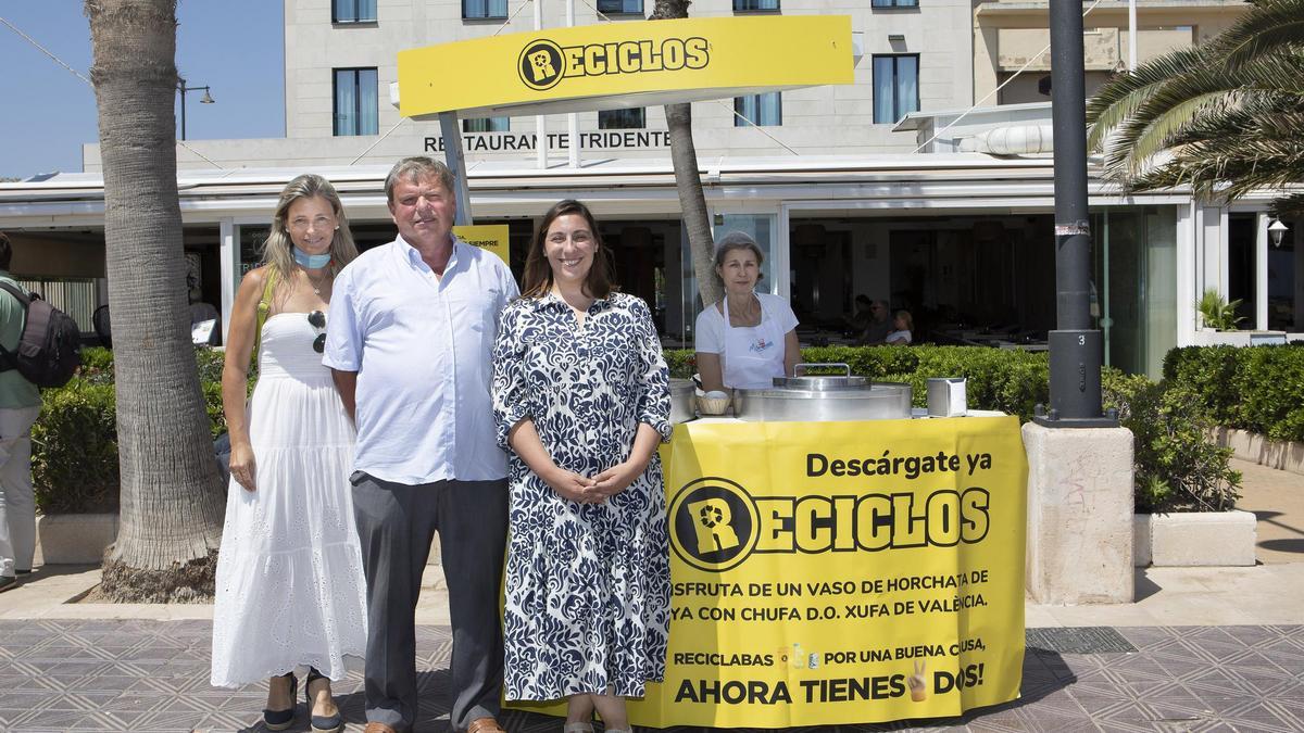 De izquierda a derecha: Yolanda Morán y Antonio Gimeno, directora general y vicepresidente del Consejo Regulador de la D.O. Chufa de Valencia, respectivamente, y Sonia Poveda, delegada de Ecoembes en la Comunidad Valenciana.