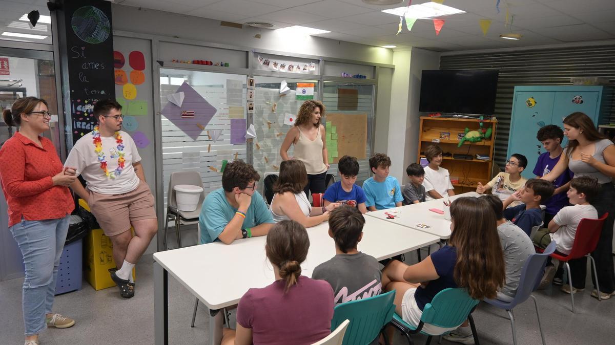 La alcaldesa, Cristina Mora, en una visita a los jóvenes del Campus del centro juvenil Barranquet.