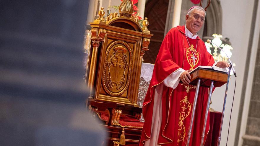 A la izquierda, último acto oficial de Bernardo Álvarez como obispo de Tenerife el pasado sábado en la Catedral de La Laguna en el día grande de las Fiestas del Cristo. Arriba, en el Descendimiento del Cristo de La Laguna del pasado lunes día 9. A la derecha, en unas Fiestas del Cristo del año 2018. Debajo, durante una visita a las obras en la iglesia de La Concepción de Santa Cruz en 2018 y a la iglesia de San Marcos de Icod de los Vinos en 2019. | arturo jiménez-e.d.