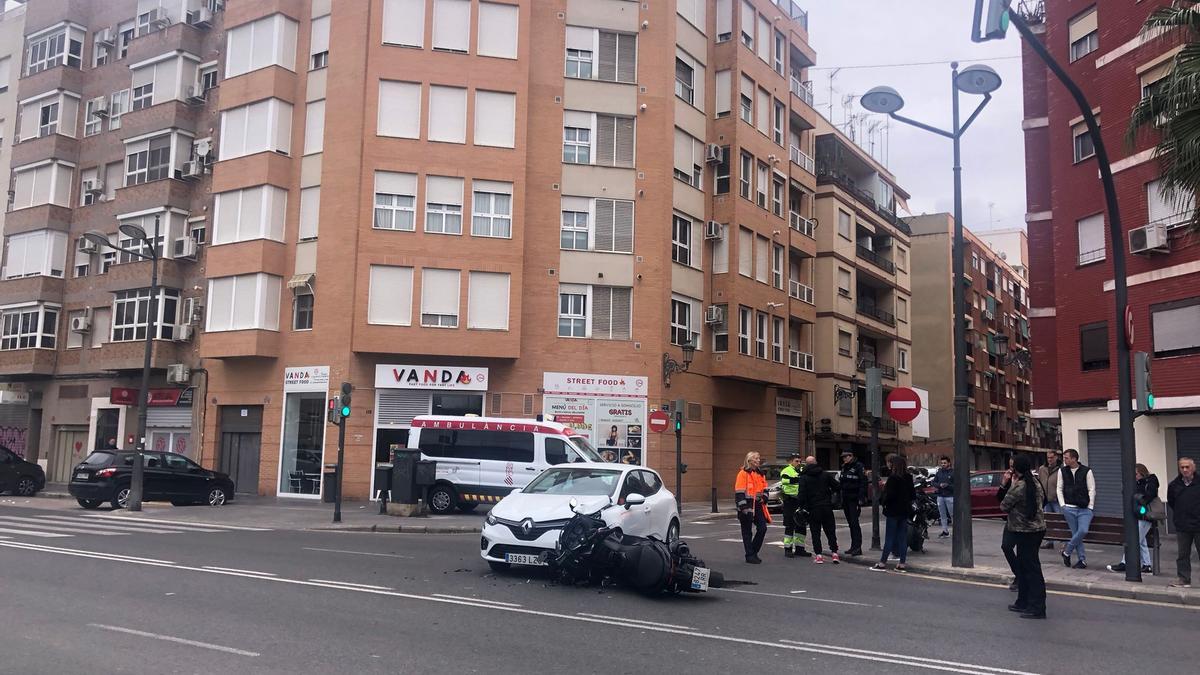 Aparatoso accidente en la Avenida Gaspar Aguilar