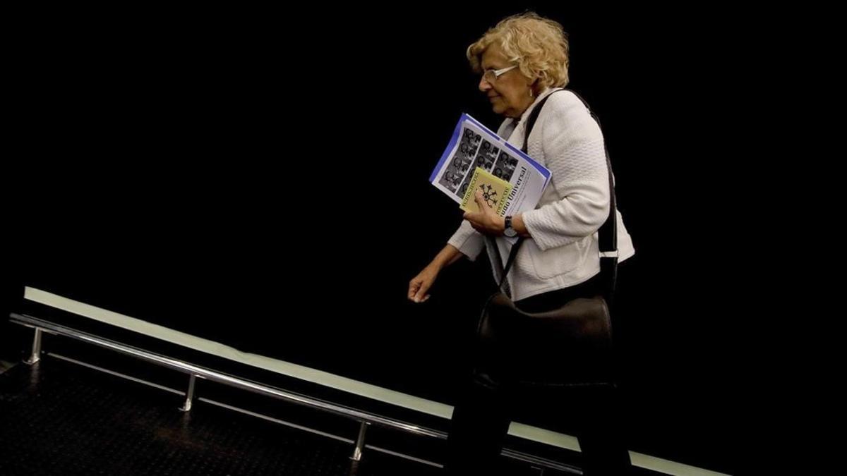 Manuela Carmena llega al Foro por la Paz, en Madrid.