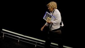 Manuela Carmena llega al Foro por la Paz, en Madrid.