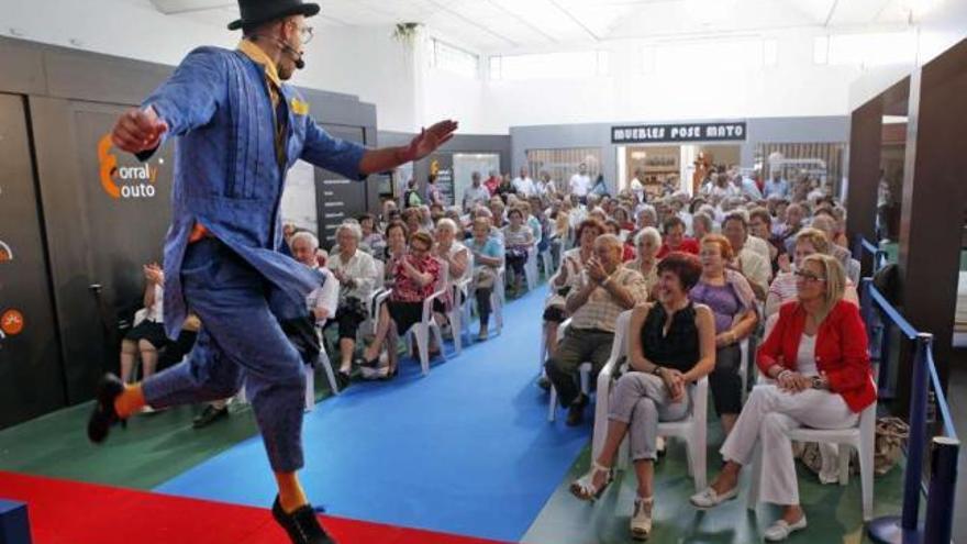 Una actuación de magia en la pasada edición de la Feira do Moble de Galicia.  // Bernabé/Luismy