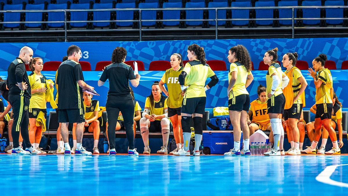 Cris García, tercera por la derecha de pie, escucha las instrucciones de la seleccionadora, Claudia Pons.