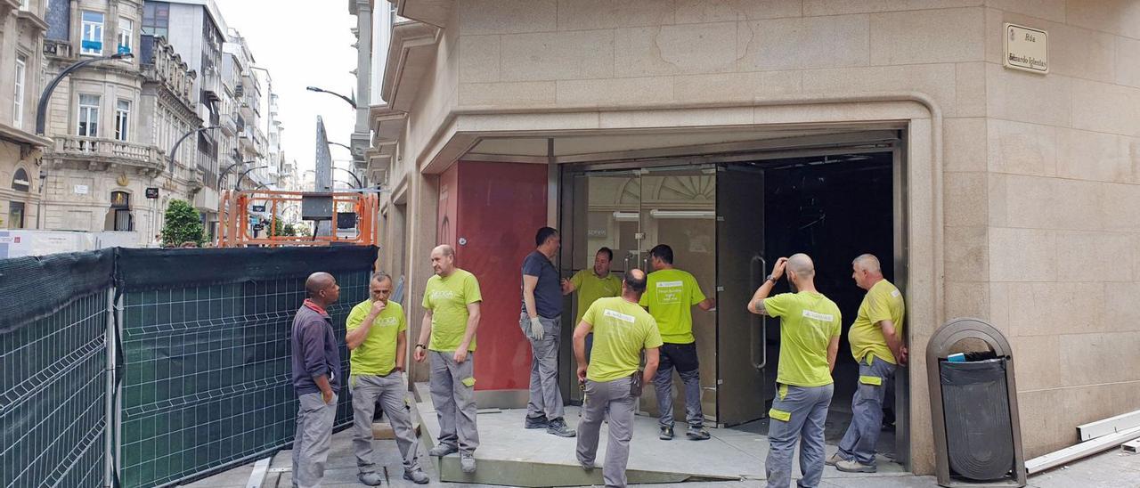 Obreros en la entrada de la futura tienda de Zara en Príncipe.