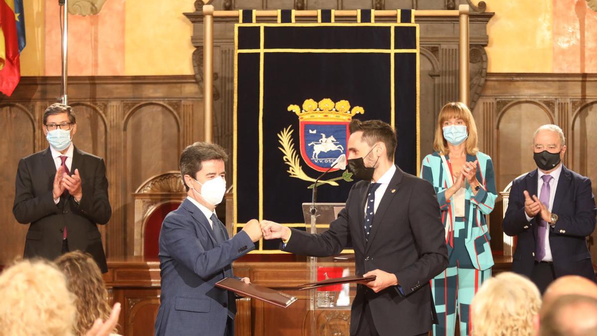 El alcalde de Huesca, Luis Felipe, y el secretario de Estado de Seguridad, Rafael Pérez, se saludan en presencia de Aliaga, Alegría y Gracia, ayer en el ayuntamiento.