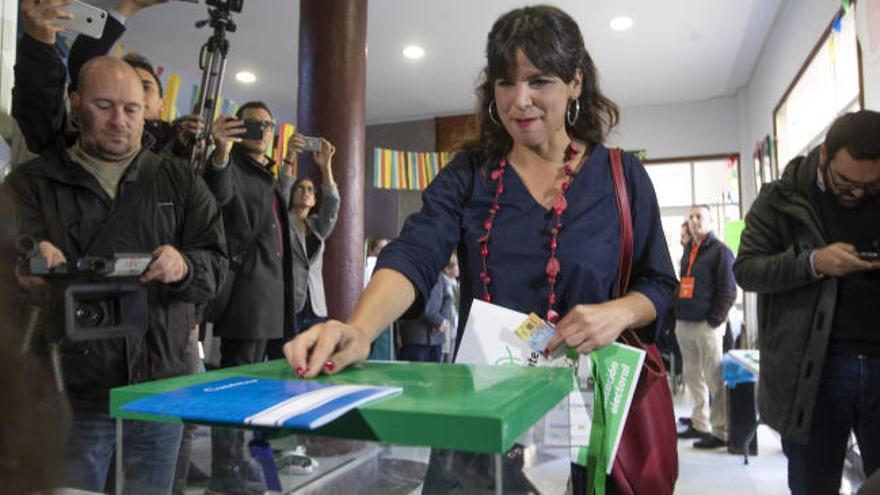 Teresa Rodríguez vota en Cádiz acompañada por Kichi