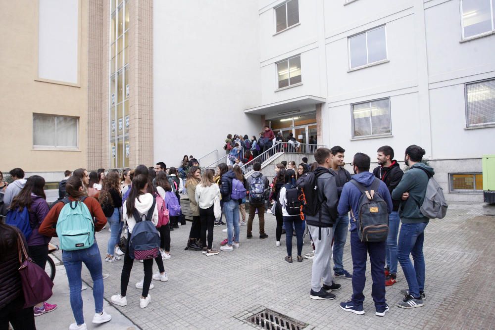 Piquets impedeixen l'accés dels alumnes a la UdG