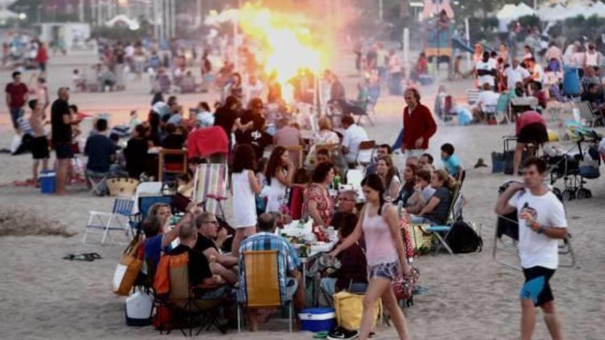 la playa del port de Sagunt volvió a llenarse durante la noche más corta del año.Un joven saltando una hoguera en plena playa del Port de Sagunt. f daniel tortajada Unos vecinos, haciendo una barbacoa. f daniel tortajadaVista general del ambiente que se vivió anoche junto al mar en el Port de Sagunt. f daniel tortajada