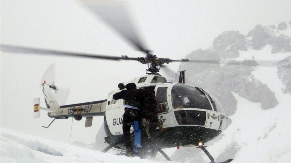 Un helicóptero de rescate en la zona de los Picos de Europa