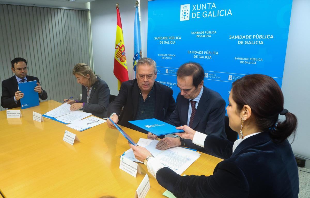 Un momento de la firma del convenio entre Sanidade y los Colegios de Farmacéuticos de Galicia.