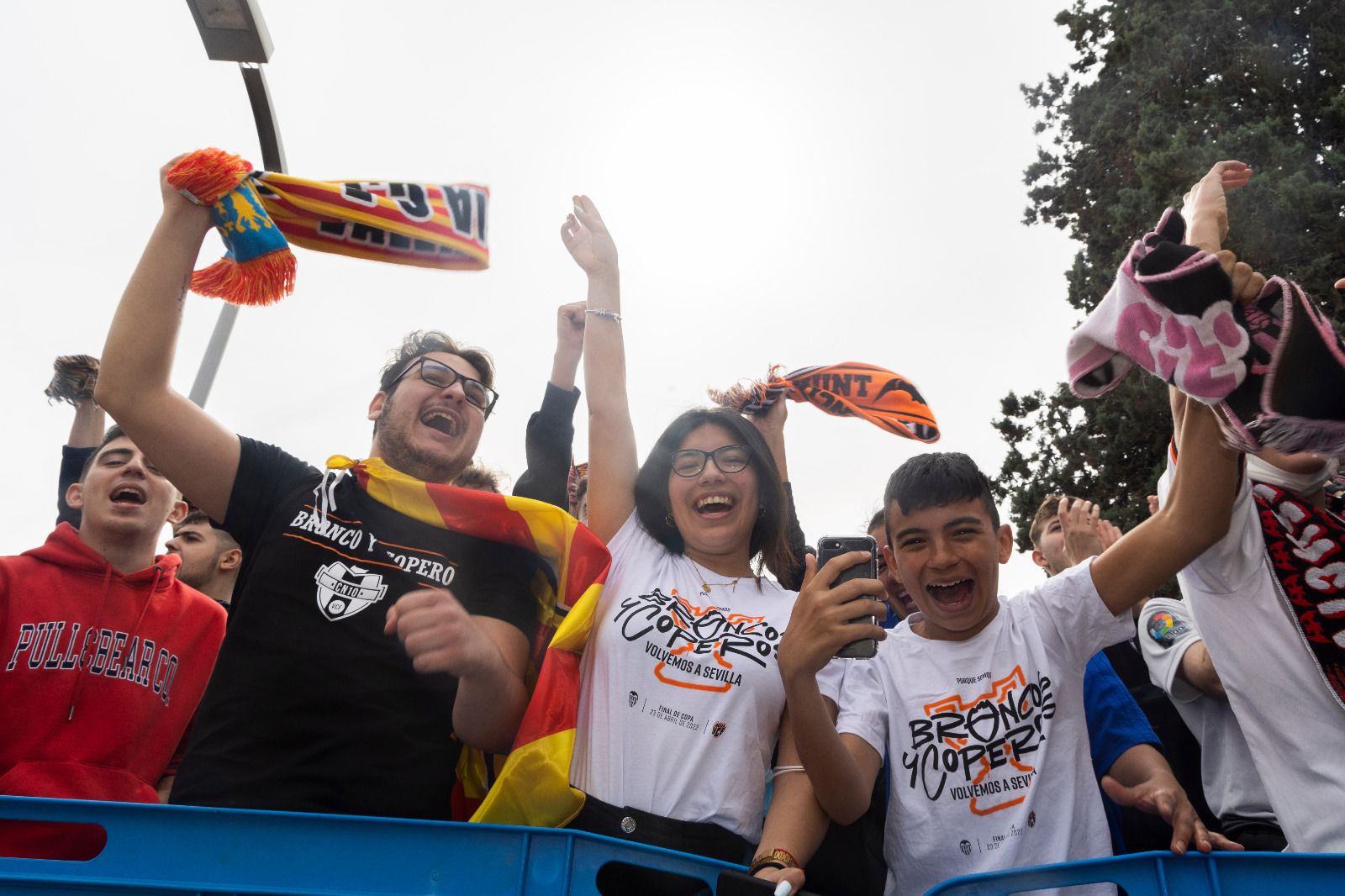 Apoteósica salida del Valencia CF a Sevilla