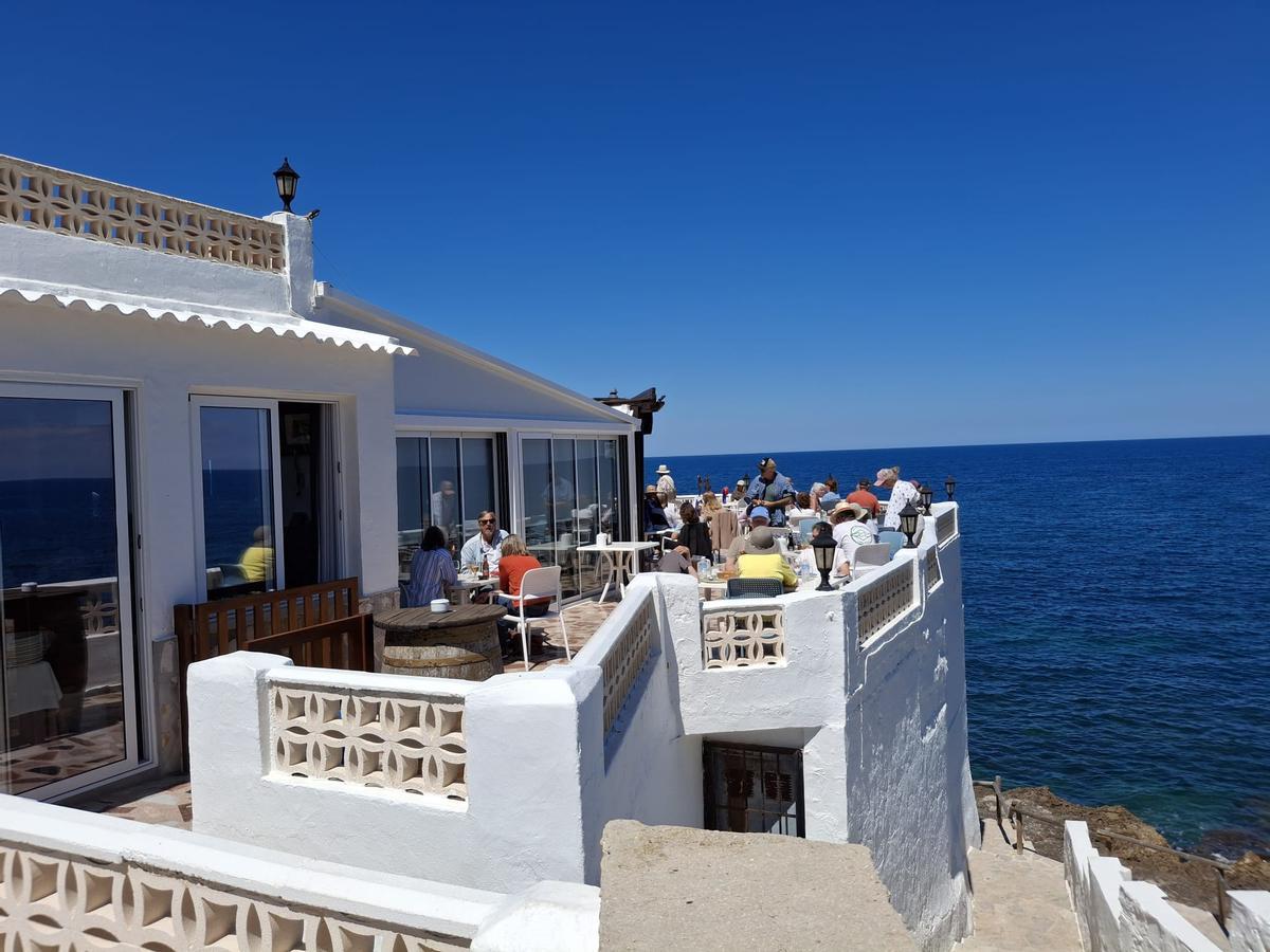 Terrazas y negocios llenos en Dénia.