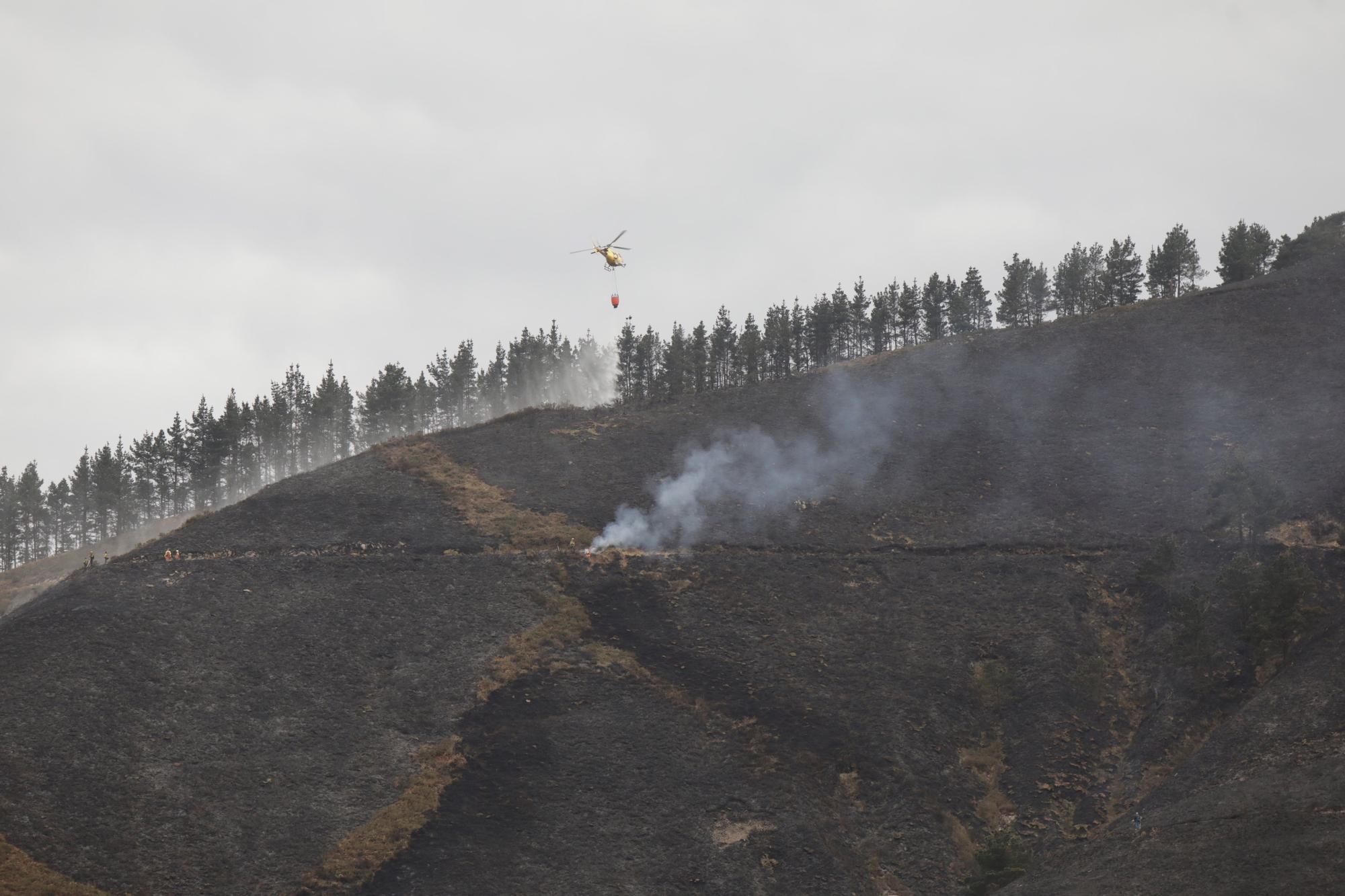 En imágenes: El fuego asedia Asturias, con 51 incendios activos