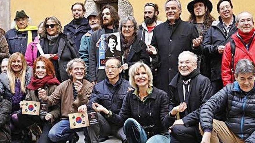 Foto de família dels artistes i organitzadors del festival Pepe Sales.