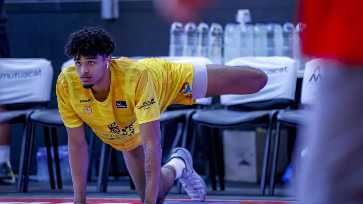 Jakub Urbaniak haciendo estiramientos antes de un partido de ACB.