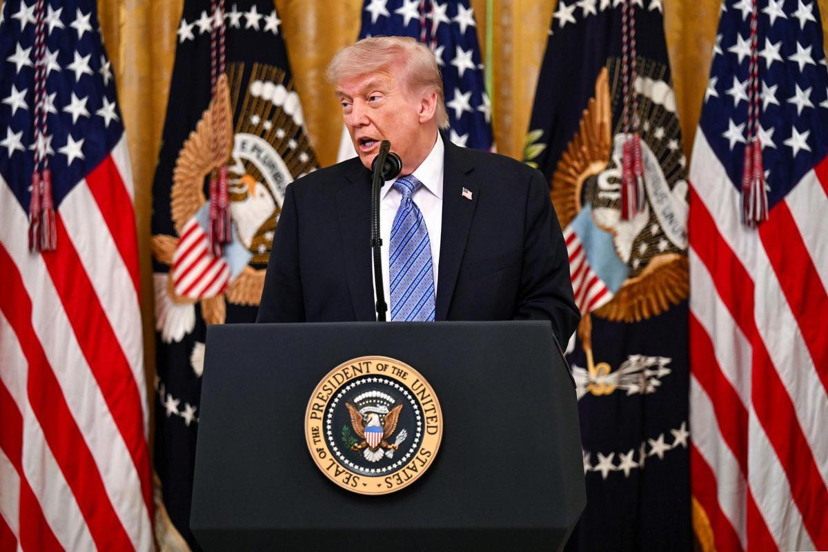Trump anuncia la suspensió de la seva iniciativa "humanitària" a Ormuz per aplanar el camí cap a un acord