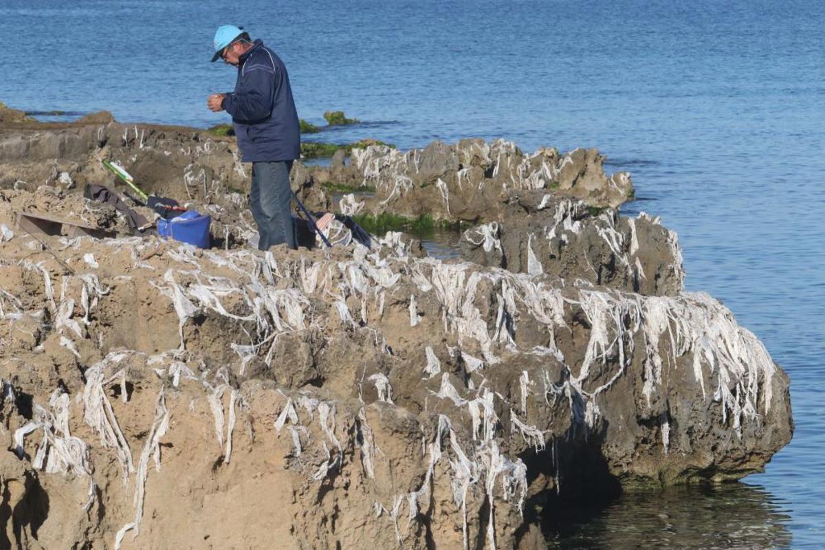 Toallitas salidas del alcantarillado en una costa de Ibiza