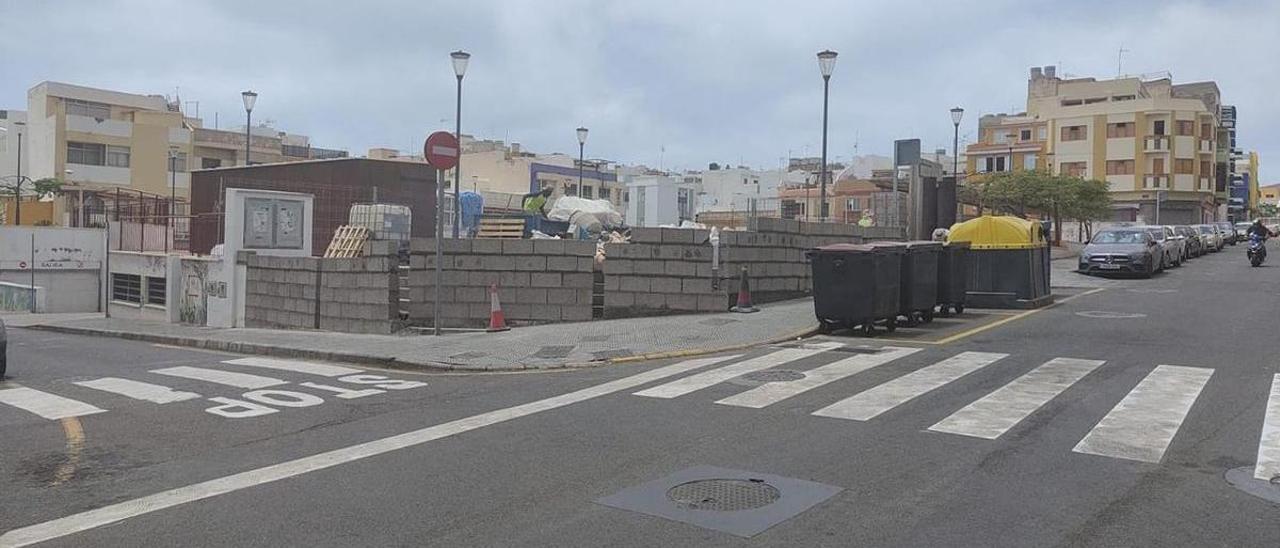 Obras de vallado en el perímetro de la plaza del Pueblo de La Isleta