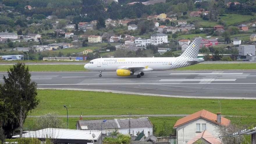 Un avión de la compañía Vueling, en la pista del aeropuerto de Alvedro.