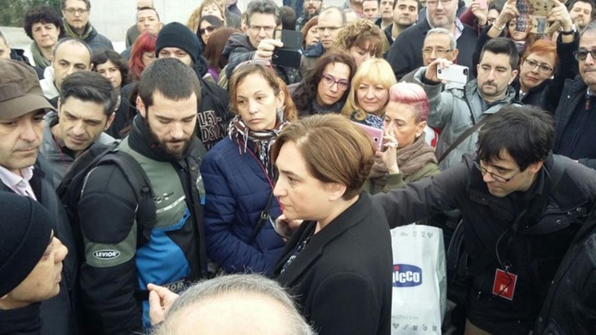 La alcaldesa de Barcelona, Ada Colau, habla con los trabajadores del metro, antes de la inauguración de la L-9.