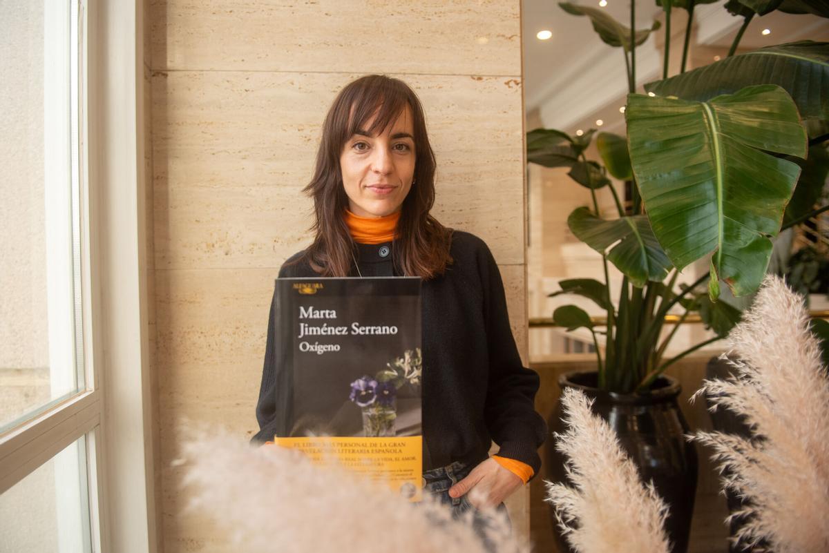Marta Jiménez Serrano posa con su libro en A Coruña