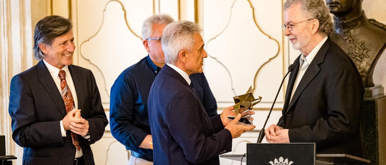 Luis Corno entrega el premio a Manuel Barrueco, ante Ignacio Rodes y Antonio Manresa, en el Salón Azul del Ayuntamiento de Alicante