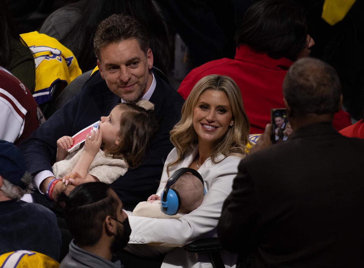 Pau Gasol posa con su familia en la ceremonia de su retiro, durante el partido de la NBA entre Los Angeles Lakers y Memphis Grizzlies en el Crypto.Com Arena de Los Ángeles. EFE/ Phillip Kim