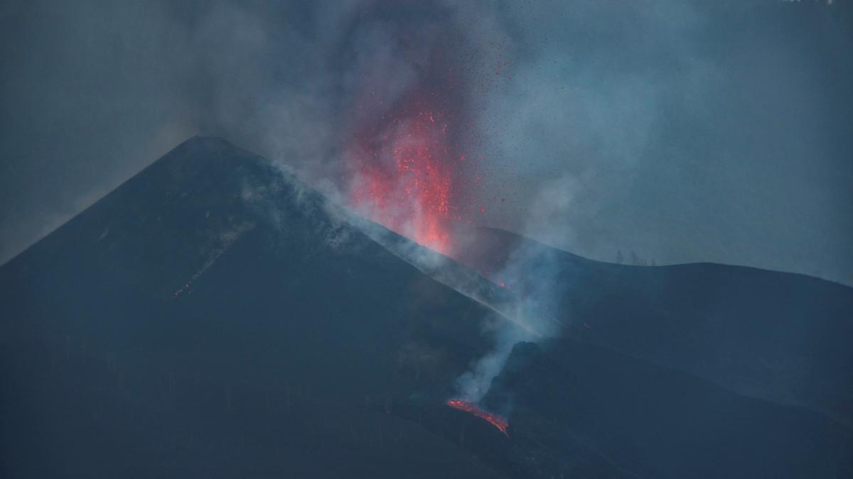 La erupción continúa con explosiones y lava