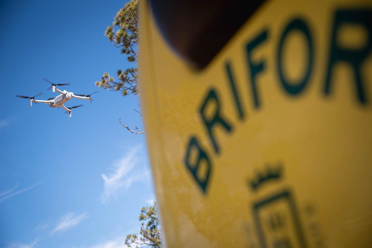 Brifor cuenta con 12 drones para los incendios forestales. Este es uno de ellos volando sobre Los Topos