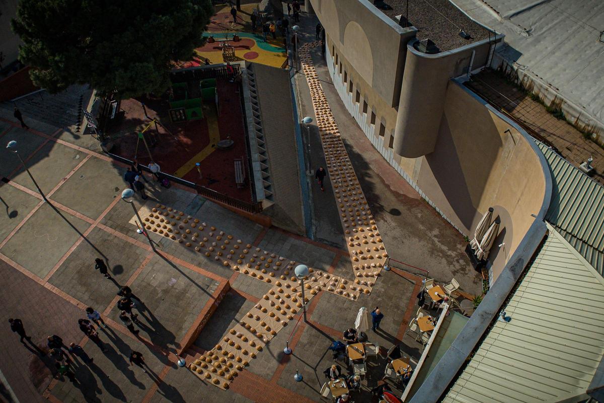 El Teatre de La Passió dOlesa de Montserrat da la bienvenida a La Passió de este año con funciones hasta el 1 de mayo.  Como si fuera la alfombra roja del estreno, un total de 500 panes han llenado la rampa de entrada al Teatro, en la plaça de lOli, para sacar La Passió a la calle de manera conceptual. Apelando a los panes que repartió Jesucristo y que son un elemento representativo de la obra, se ha creado una alfombra de panes para invitar todo el pueblo a asistir al gran espectáculo de La Passió.