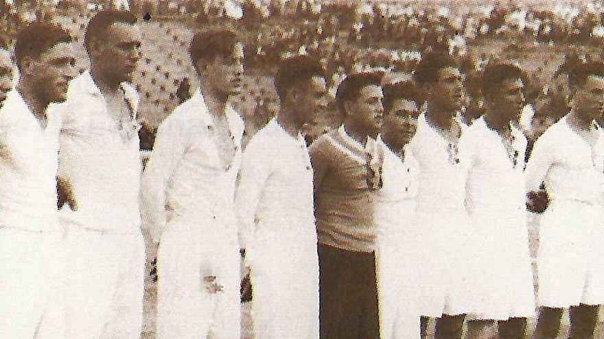 Fivèbr, al final de la foto, entrenó también a Levante, Elche o Castellón. En 1935 se marchó a dirigir al Spartak de Moscú