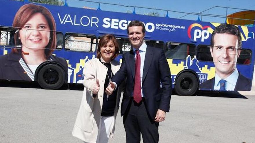 Bonig y Casado, con el nuevo autobús del PP