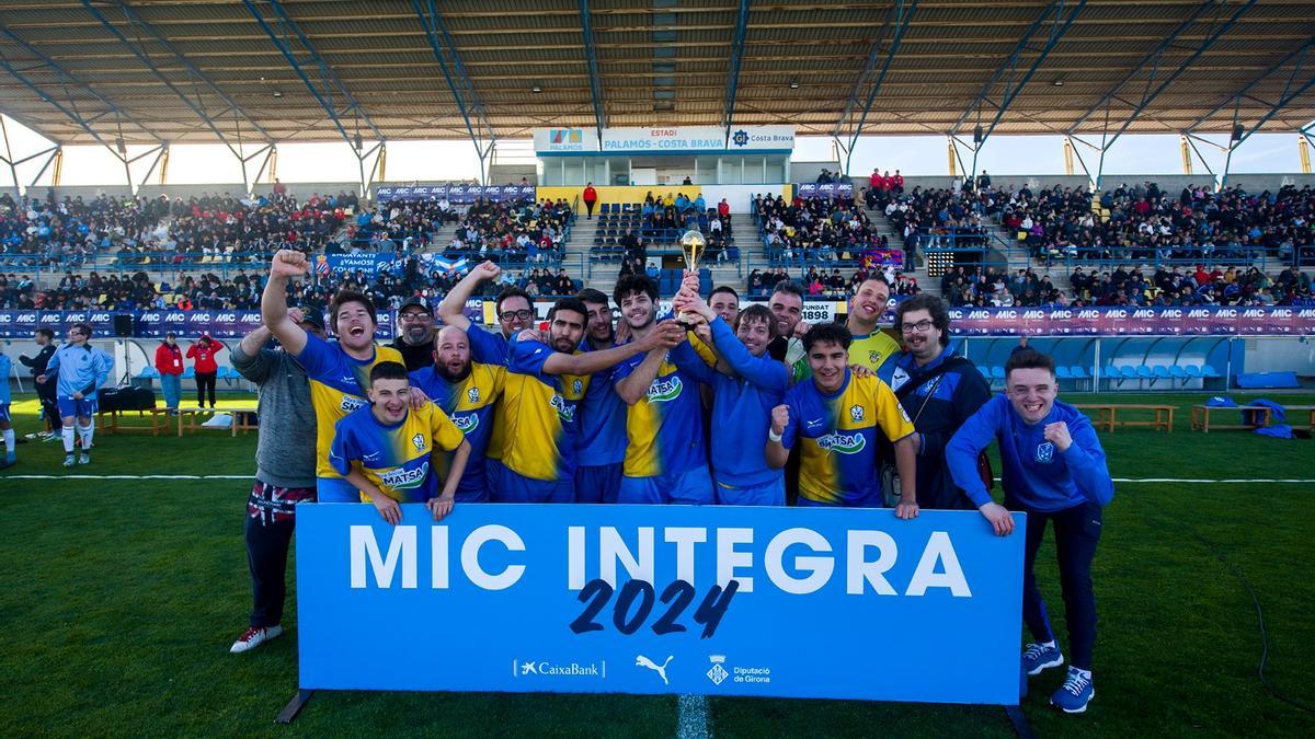 Els jugadors del CF Taina Sabadell aixequen el títol