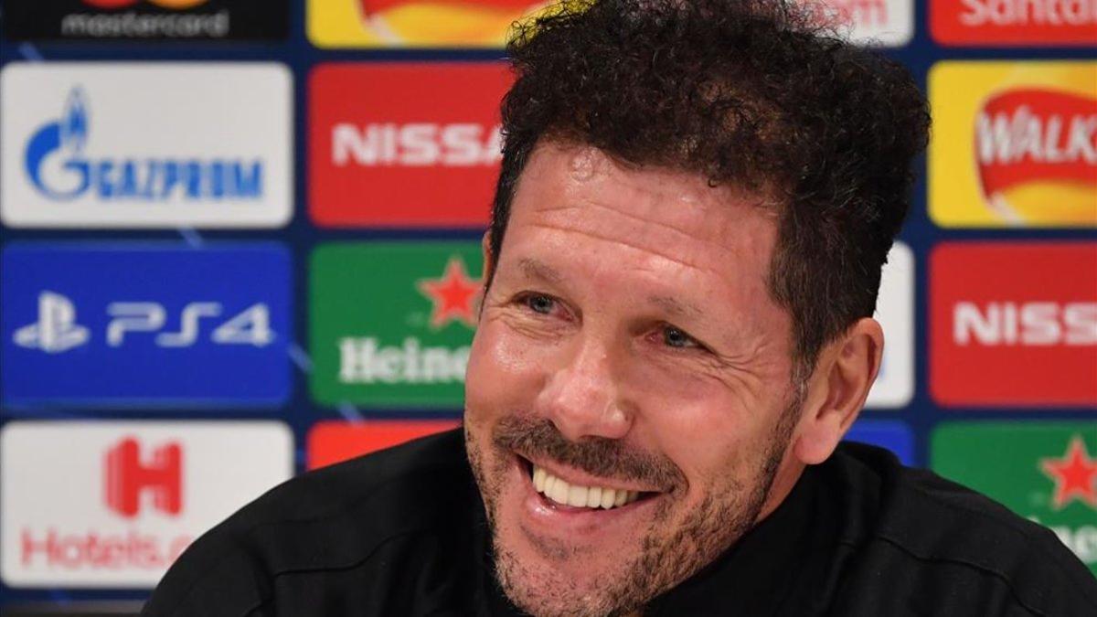 Simeone sonríe durante la rueda de prensa previa al duelo de Liverpool