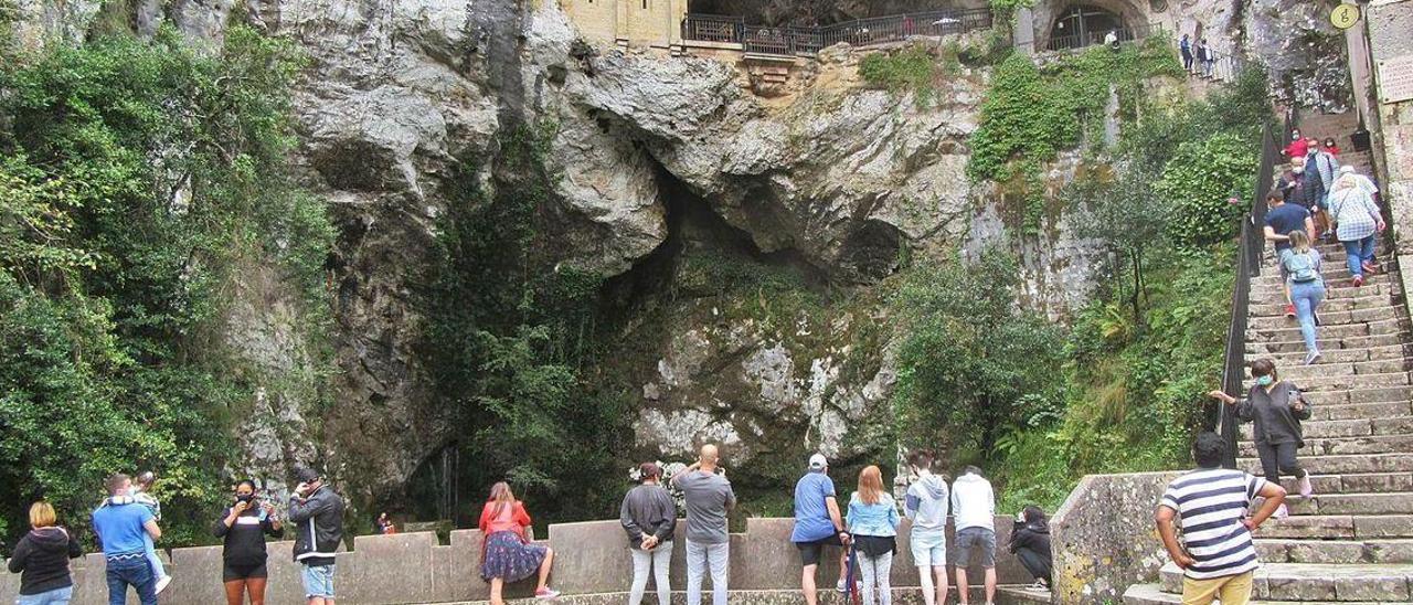 Visitantes en el acceso a la santa cueva.