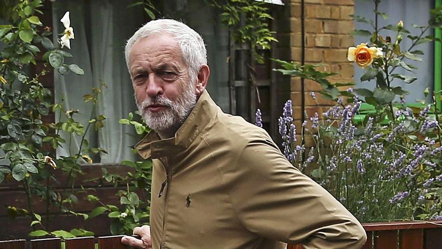 El líder del
Partido Laborista,
Jeremy Corbyn,
abandona su casa
en Londres. | // NEIL HALL